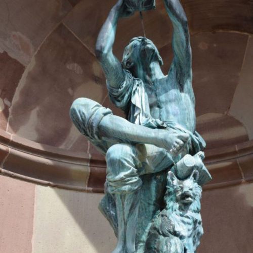 Le jeune vigneron alsacien à Colmar © https://jipai.over-blog.com/2019/10/le-petit-vigneron-de-bartholdi-a-colmar.html